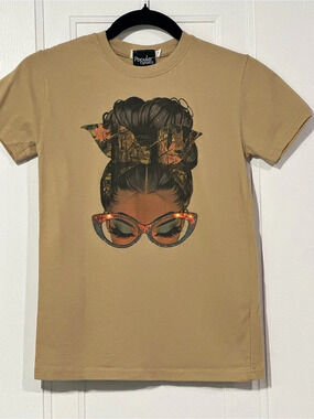 Girls 110Popular Sports Graphic Short Sleeve Tee in Brown Size Medium